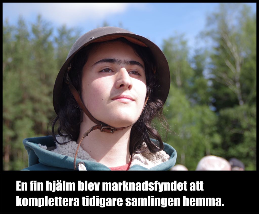 Polje med militärhjälm.